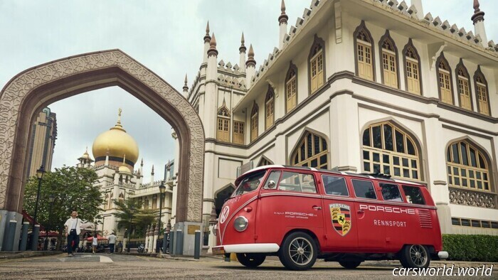 В новом игровом пространстве Porsche через здание проходит гоночная трасса | Carscoops